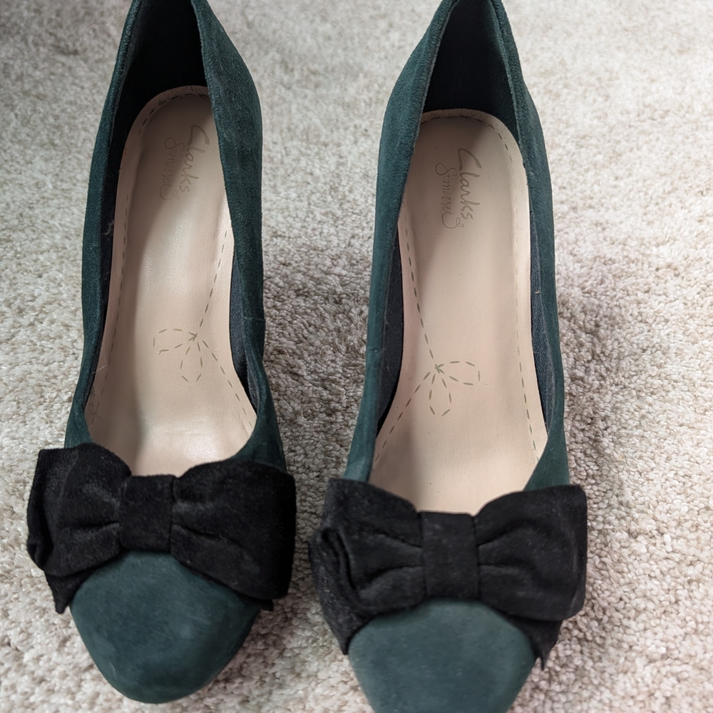 Clarks Women's Green Suede Heels with Black Bow